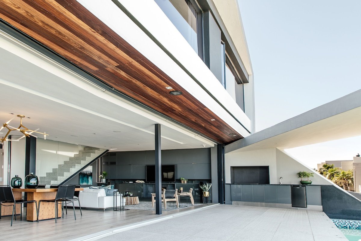 Panoramic Ocean & Mountain views, Luxurious Design gallery image 2