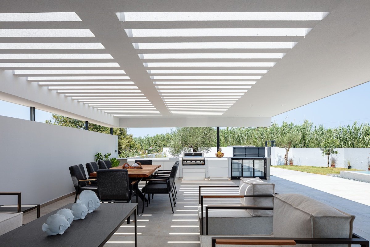 Nuera IV: Modern 4BR Villa, 300m from the Beach gallery image 4