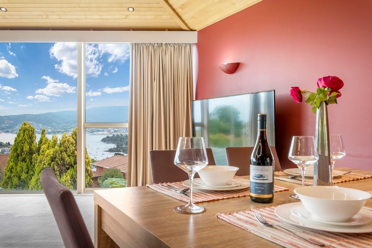 BELLA VISTA. Views forever, Large Family Home. gallery image 3