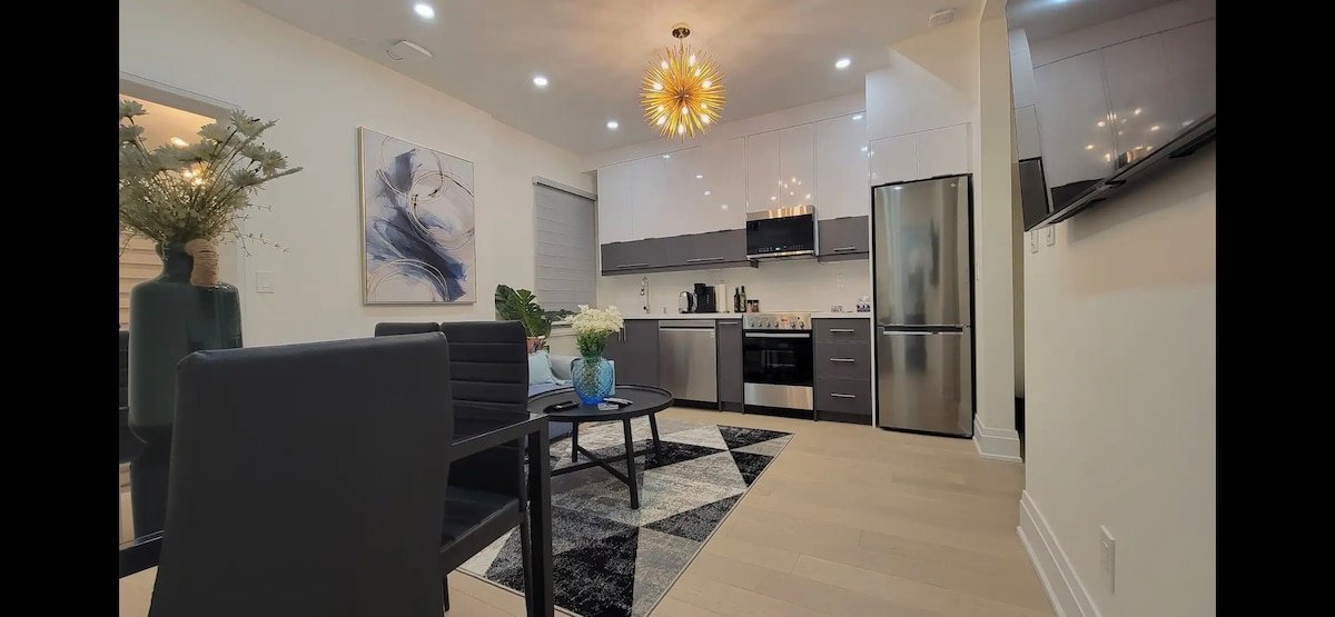 Luxury 4 BR/4 BA/Queen W/Sleeps 12/2 Free Parking gallery image 4