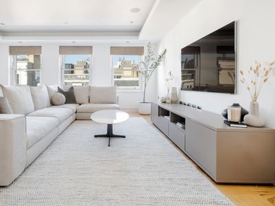 Spectacular Mayfair single level 3 bed flat w/AC