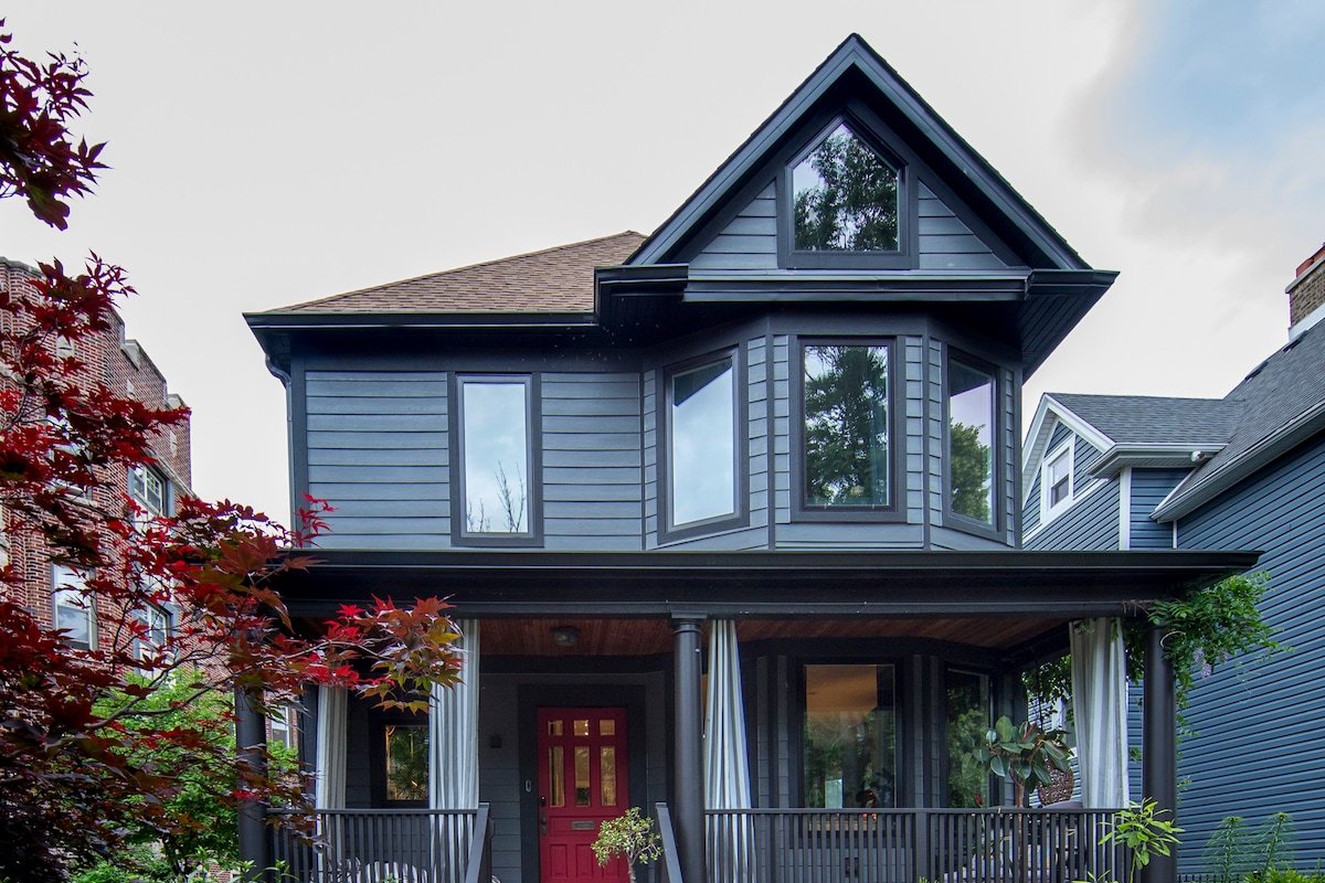 Victorian House in Heart of Rogers Park gallery image 2