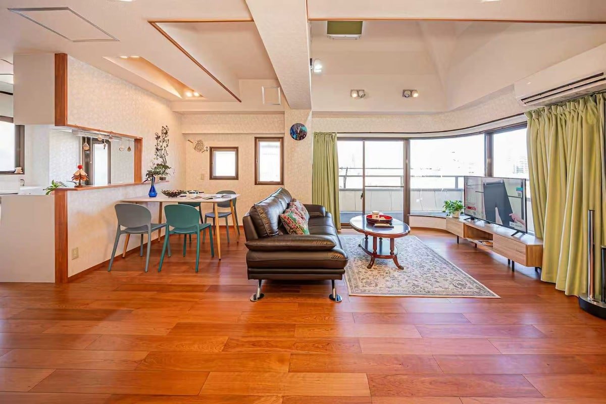 寝室4つと吹き抜け広々リビングのメゾネットタイプのお家です。 gallery image 2