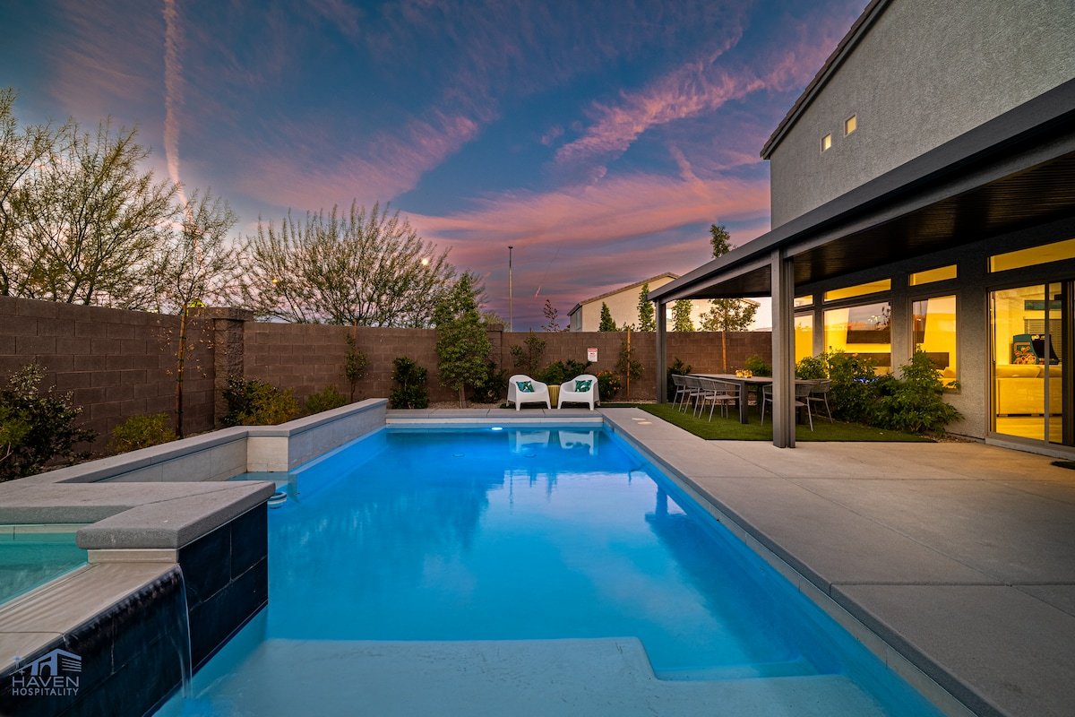 Cozy, Modern 5bd! 15 mins to airport, Spa & Pool! gallery image 4