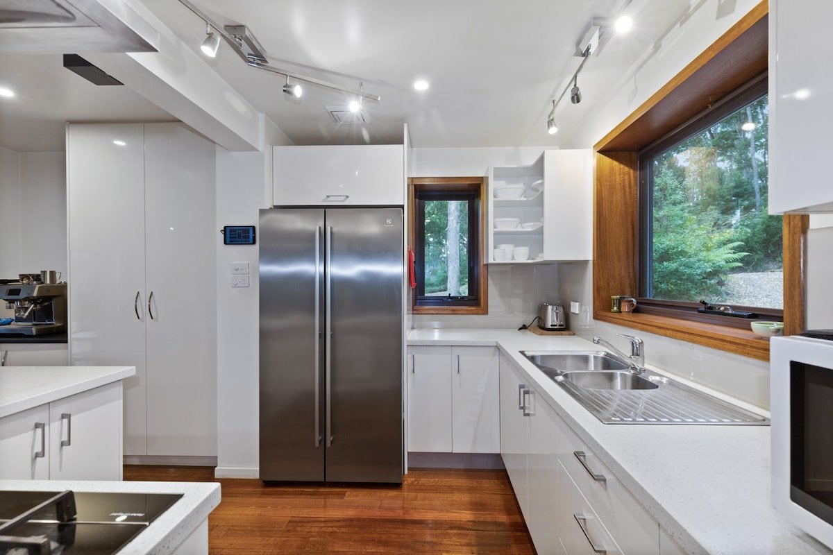 Hastings Bay Retreat – Idyllic Forest Hideaway! gallery image 5