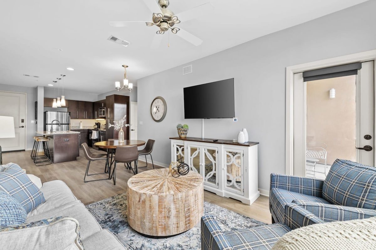 Luxurious Large 2 bed 2 bath Downtown Condo- #402 gallery image 4