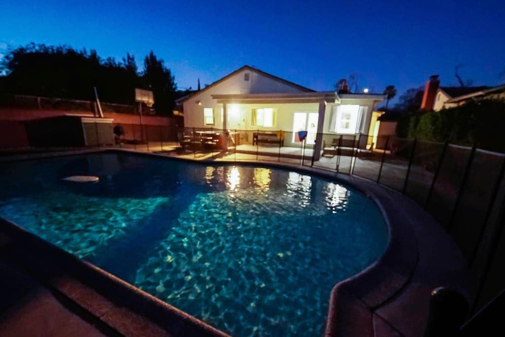 Hollywood Dream Newly Remodeled Pool Home gallery image 3