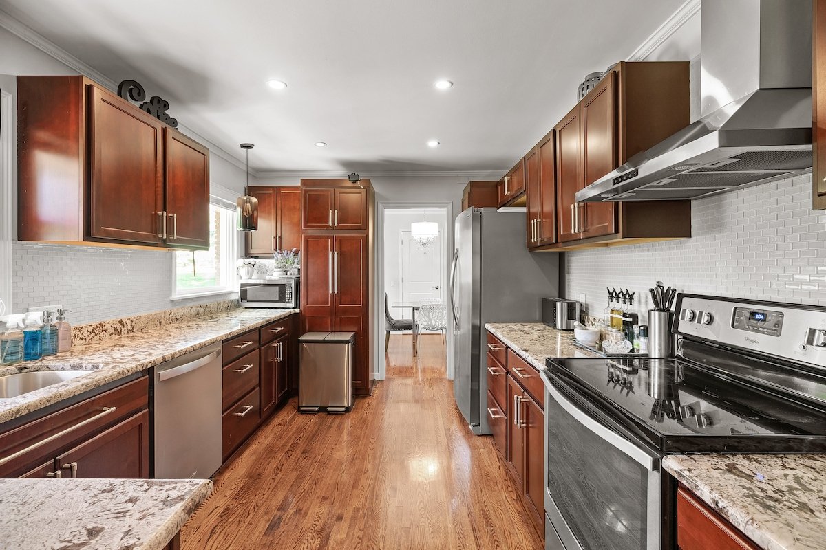 Large Wayzata Home. Close to Everything. gallery image 5