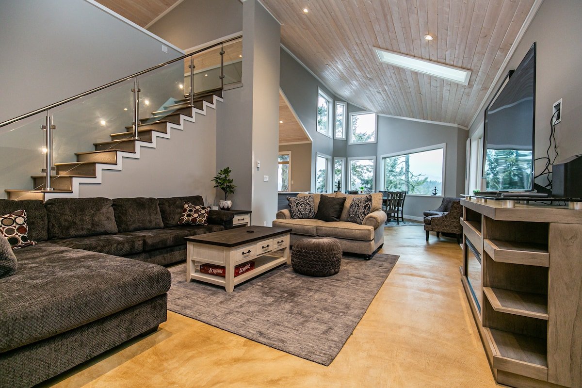 Water Front Home with Private Dock and Hottub gallery image 5