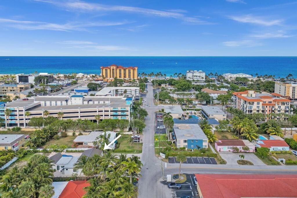 Steps from the beach! Deerfield Beach Bungalow gallery image 3