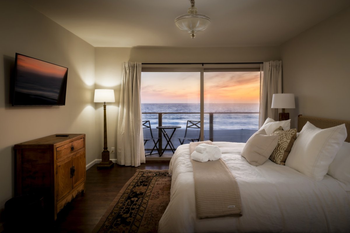 The Nautilus – Manhattan Beachfront Retreat
