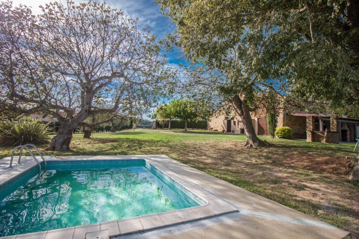 Masía de piedra con enorme jardín y piscina gallery image 4