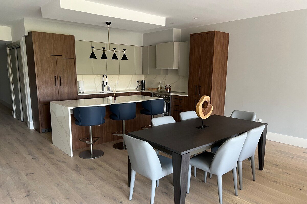 Huge great room for entertaining. 3 bed 3 bath lux gallery image 5