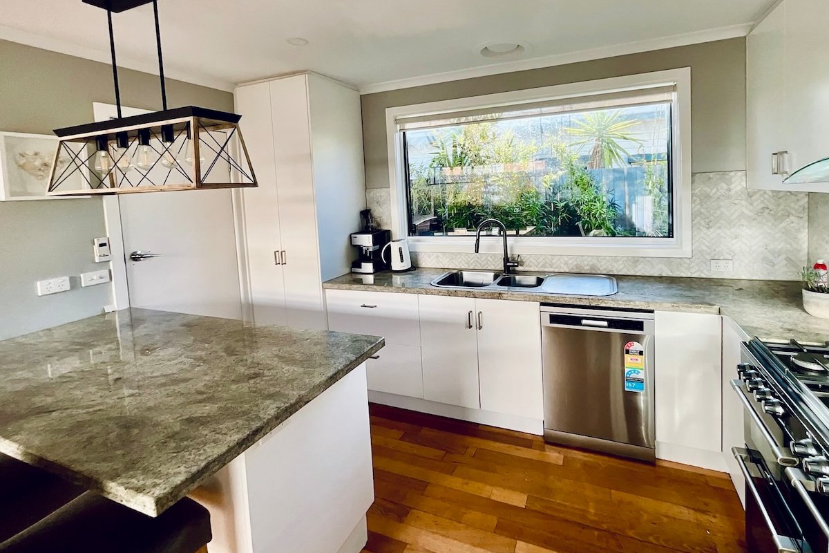 Beachfront 4BR, Unimpeded Bay Views, Hamptons Home gallery image 4