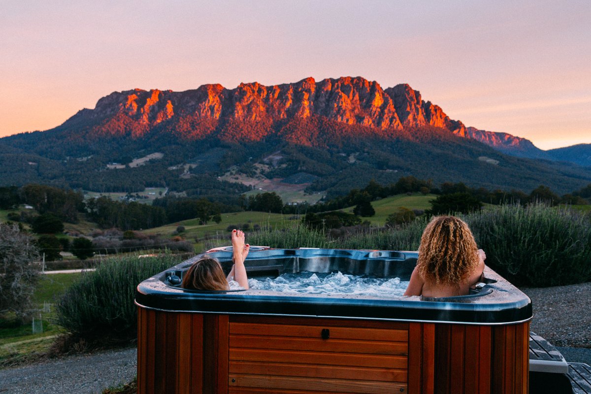 Eagles Nest I Honeymoon Stay-spas & mountain views