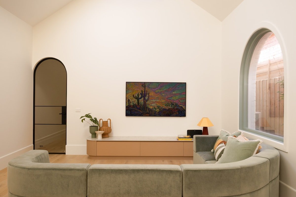 Modern 3-Bedroom House with Parking gallery image 2