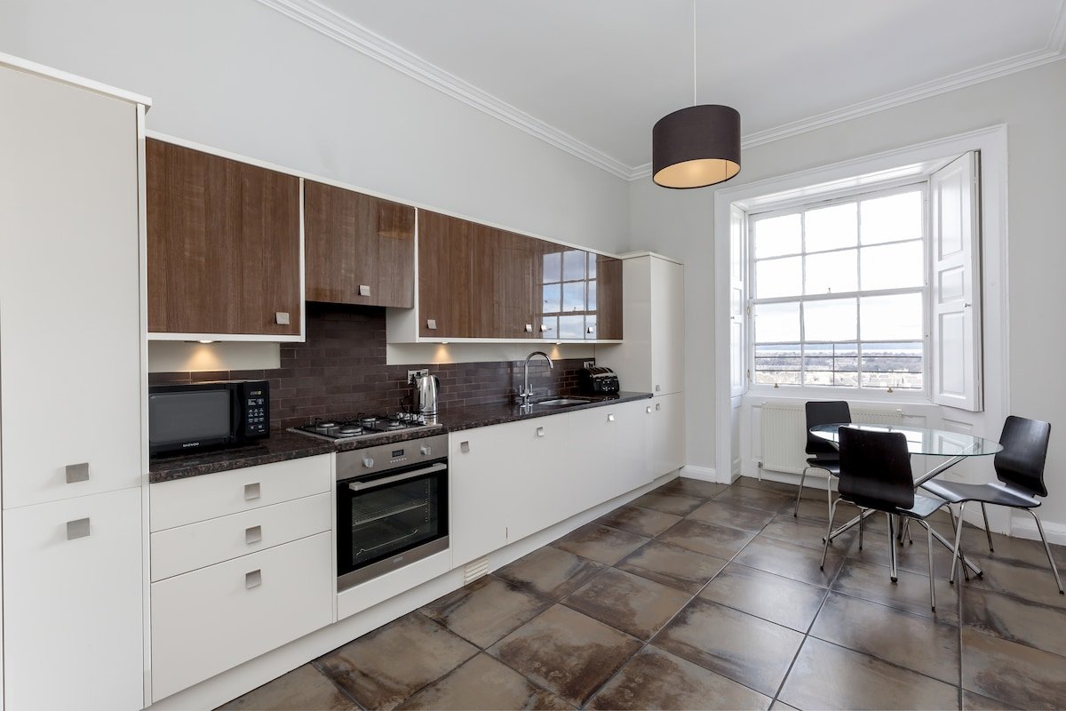 York Place City Centre 4 bedroom Apartment gallery image 3