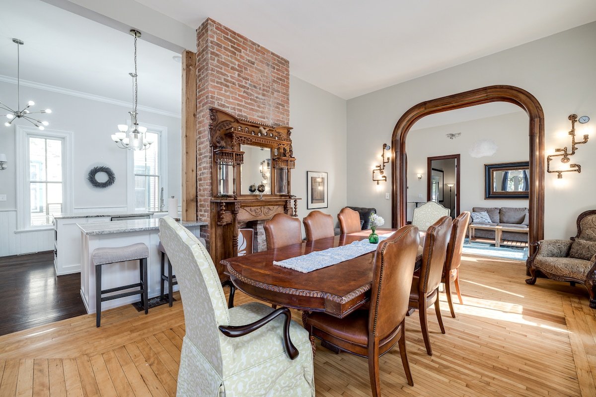 Stunning Victorian Mansion By Cathedral w/ Arcade! gallery image 3