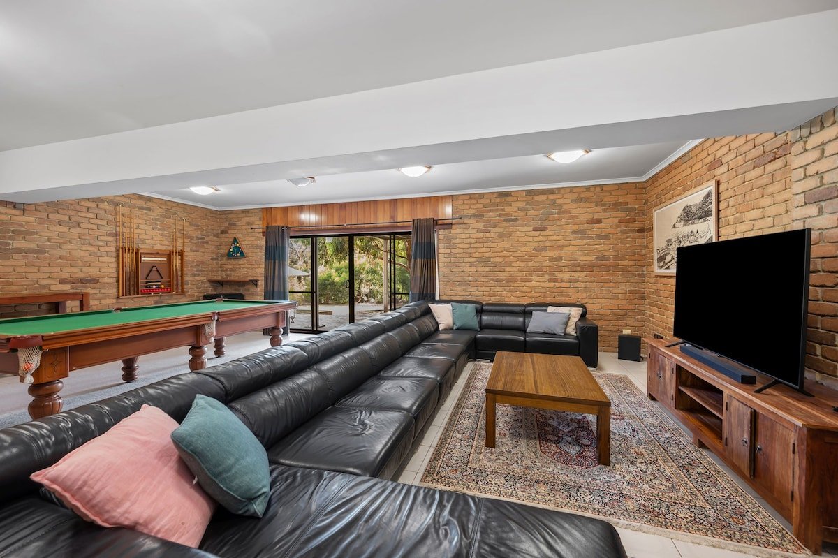 Spacious Two Family Home – pool table and more! gallery image 5