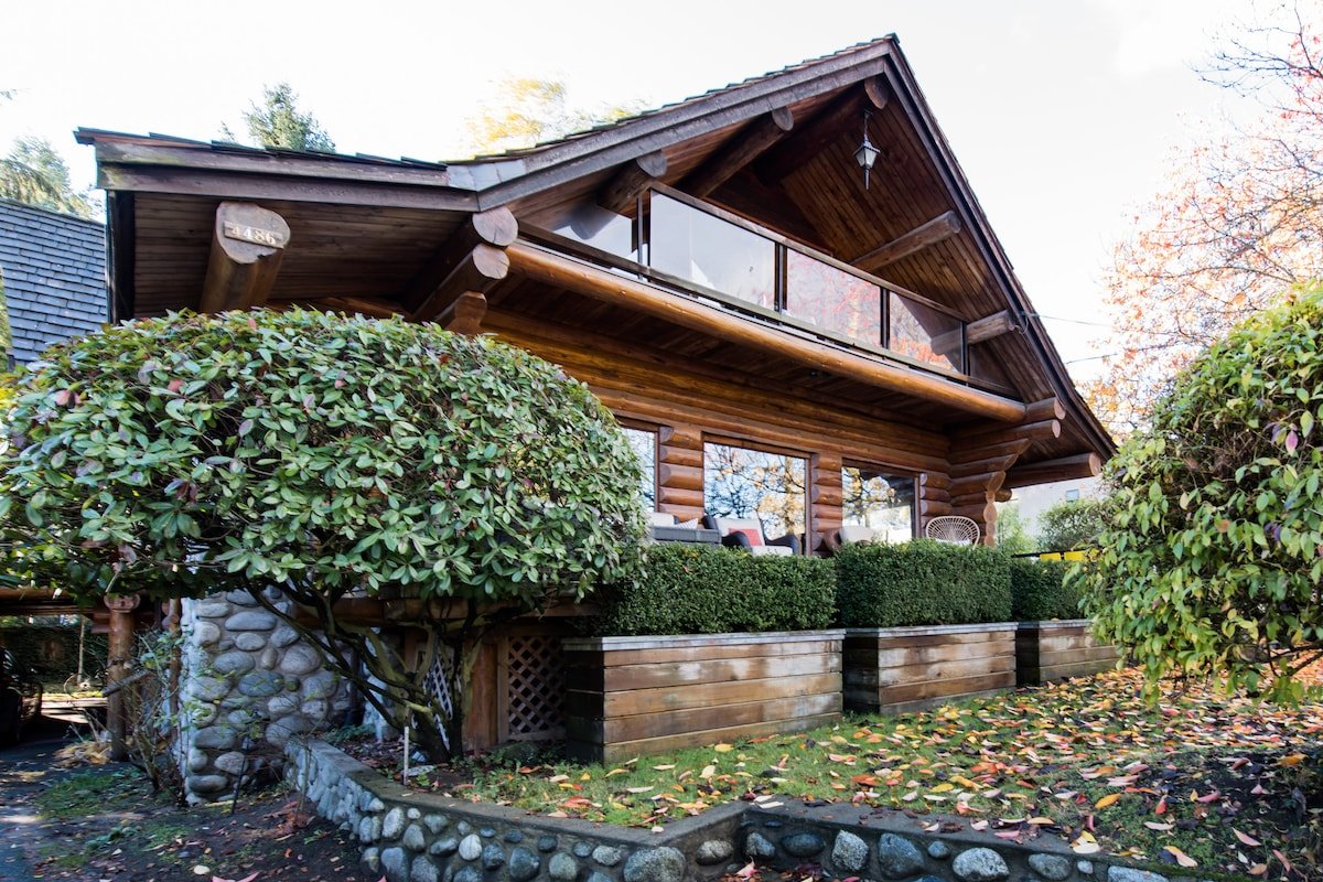 Spacious beachfront loghouse in the city gallery image 4