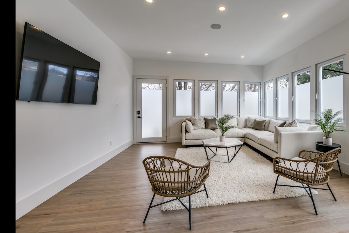 Contemporary Lakewood Heights gallery image 3