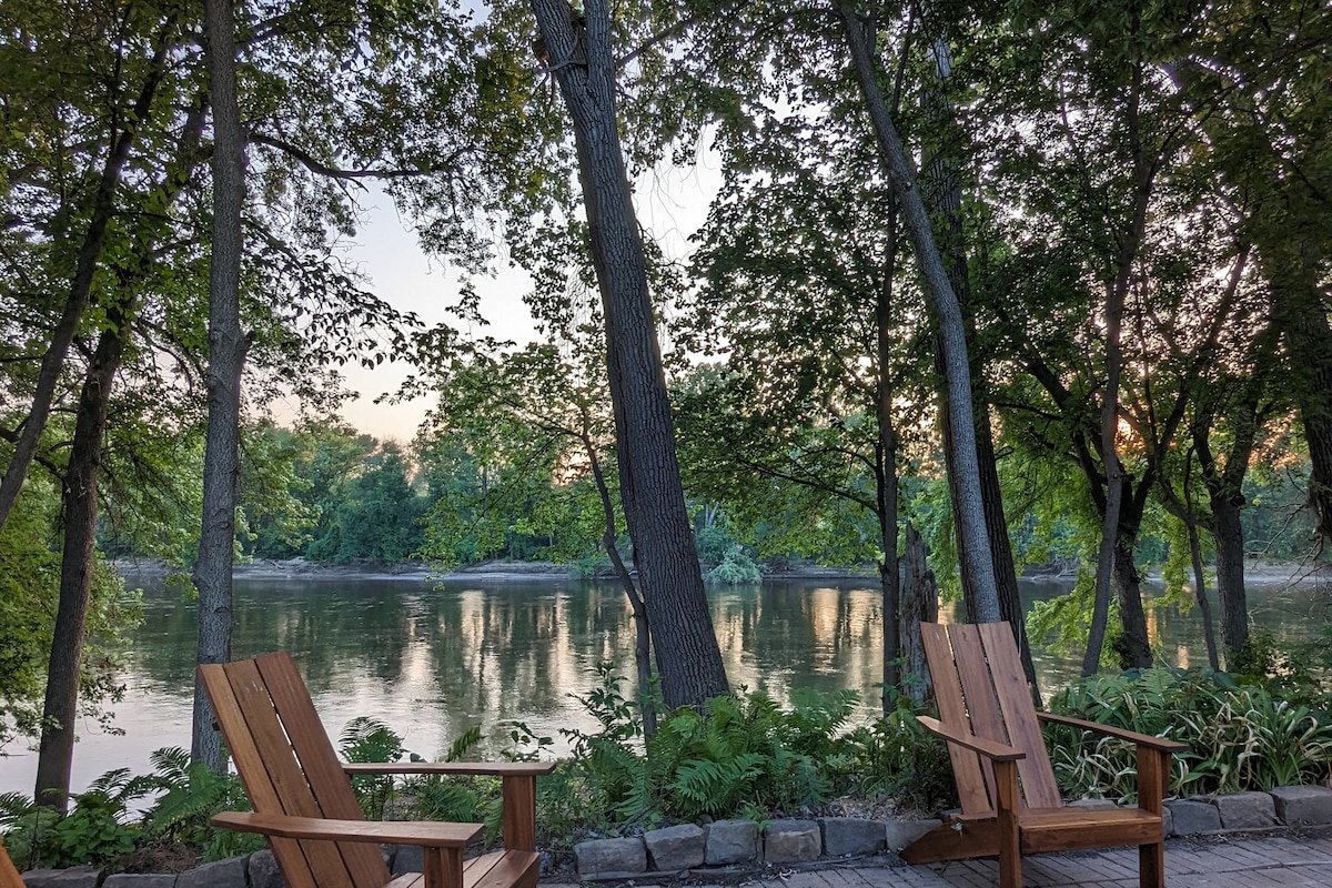 Sunset Shores – River View, King Beds, Soaker Tub gallery image 3