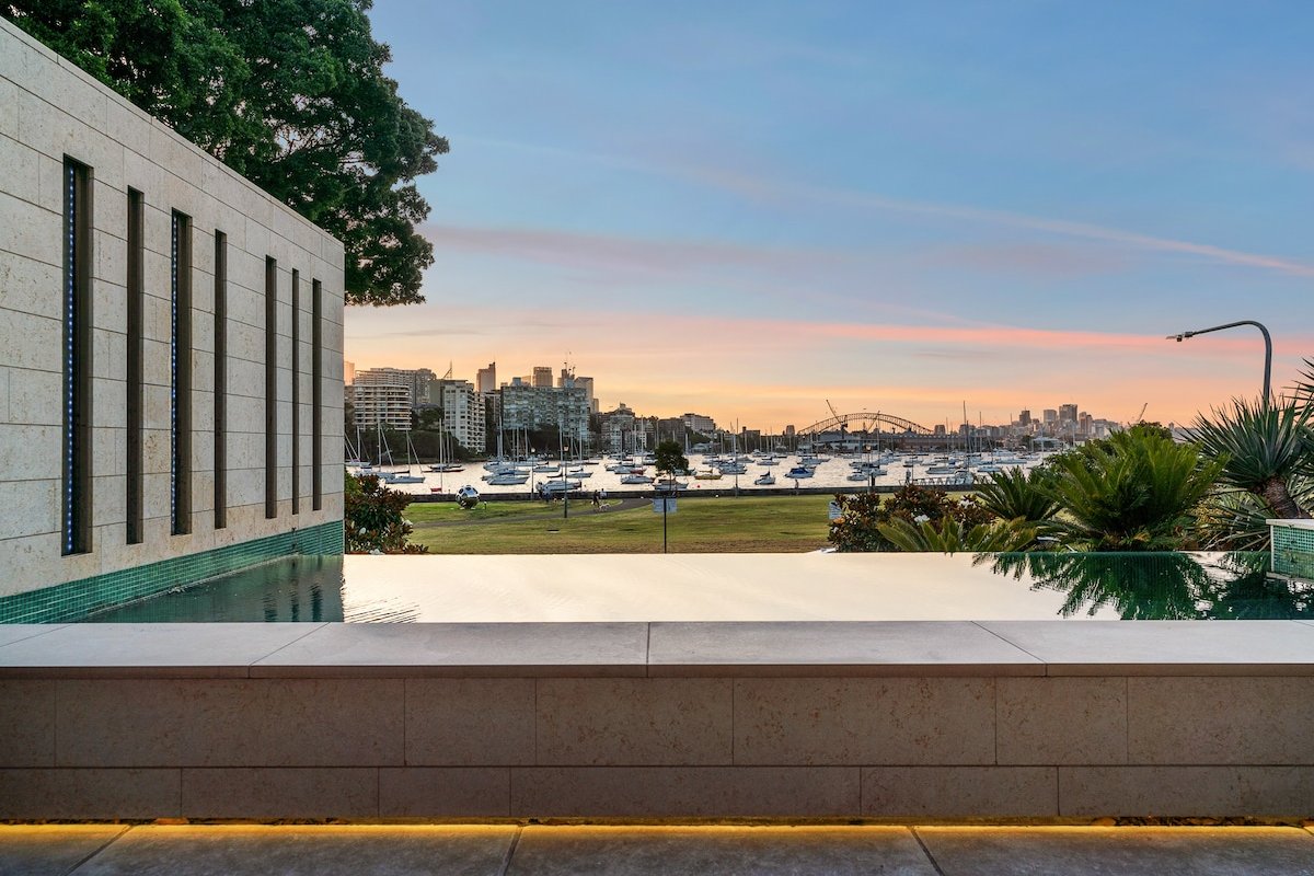 OMG Sub-Penthouse + Pool + Bridge Views gallery image 2