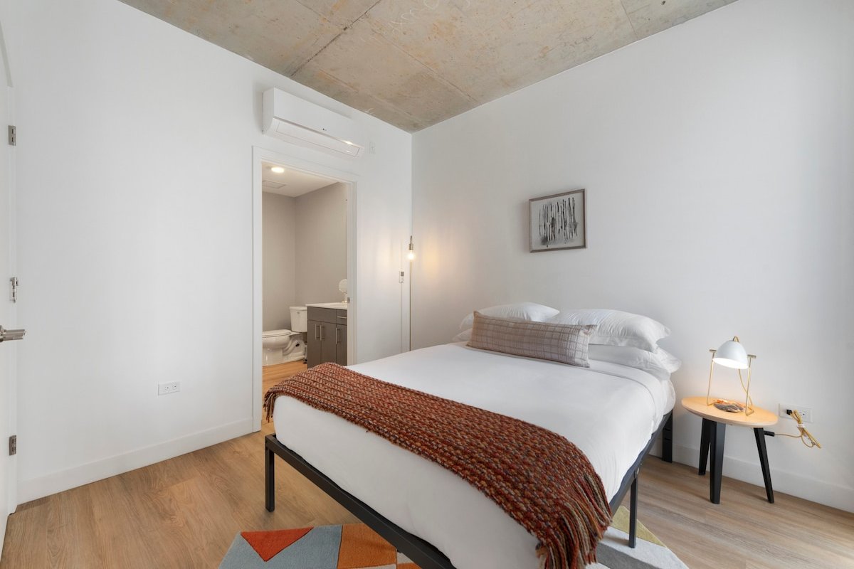 Near Theaters & Nightlife, Group Fun, Sleeps 8 gallery image 3