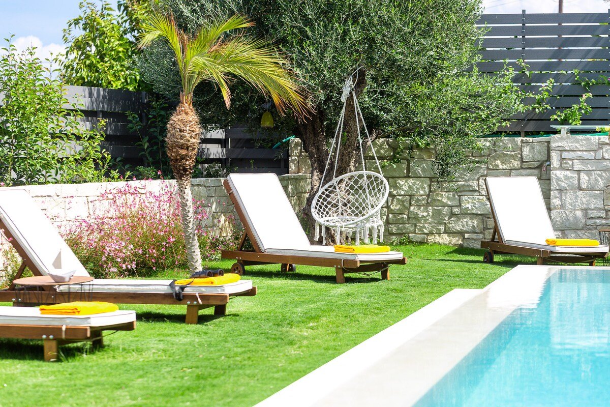 Heated Pool, 180m to the beach, shops & amenities gallery image 4