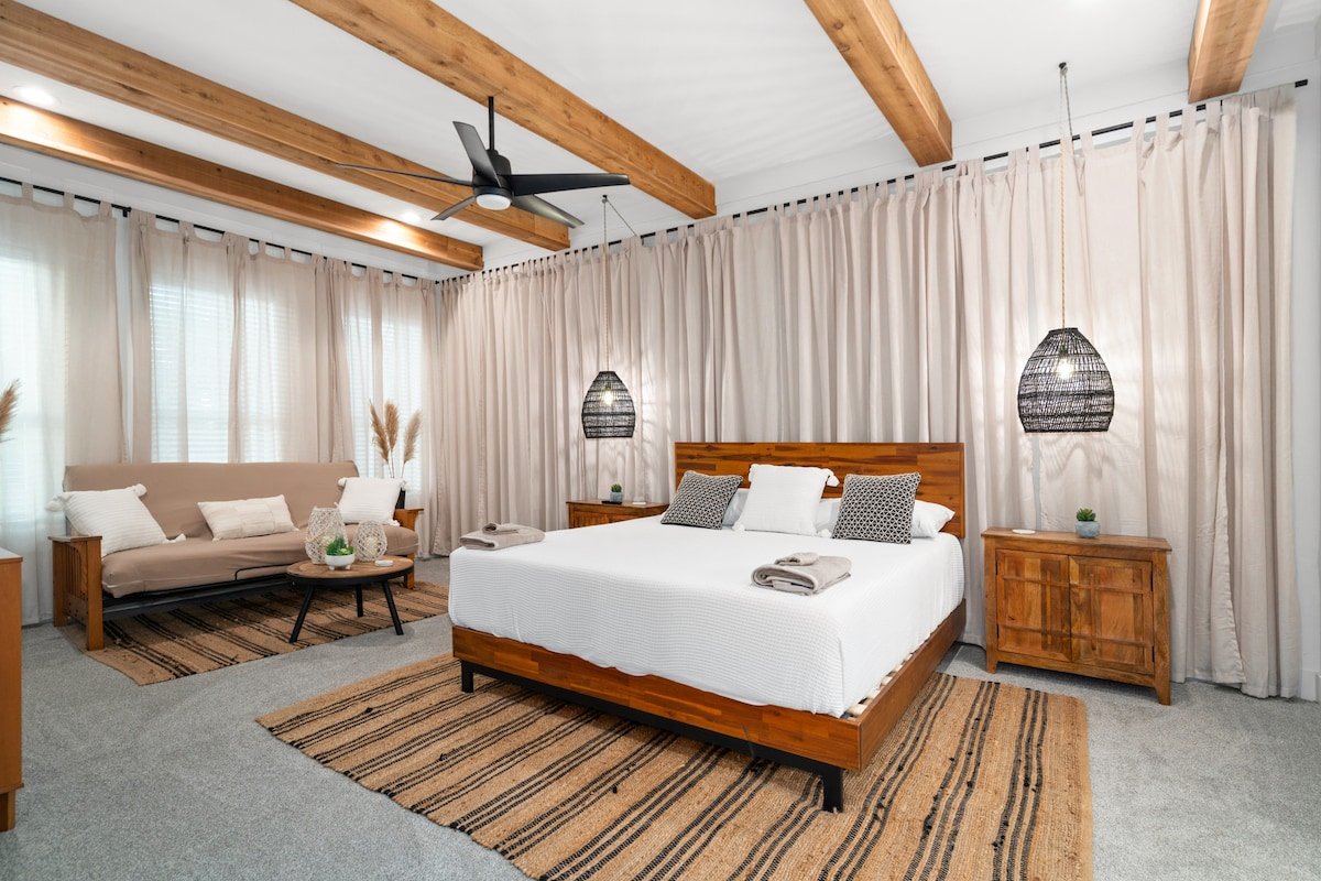 Spacious Dallas Home- Big Backyard, Jacuzzi & Pool gallery image 4