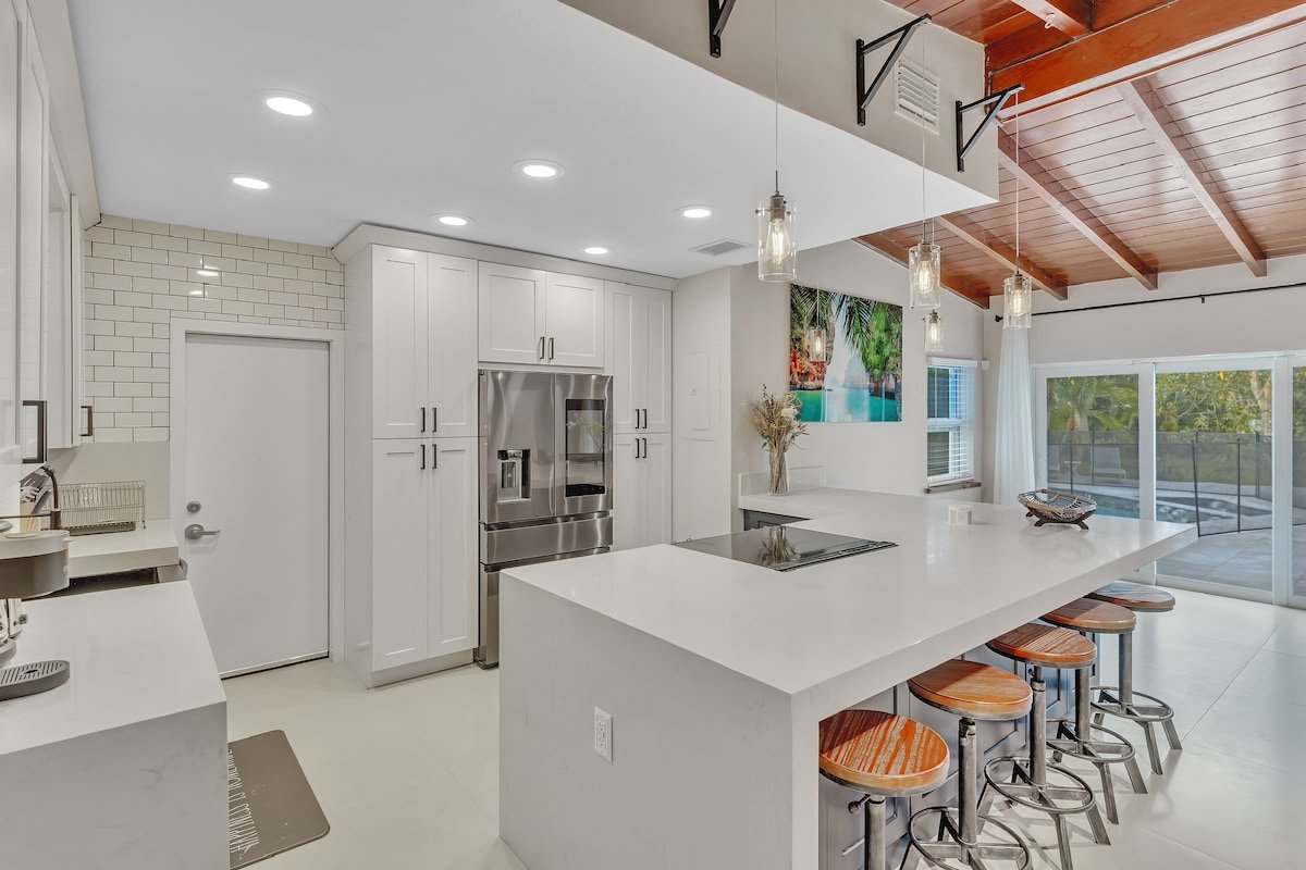 Large 3 bedroom heated pool large Yard gallery image 4