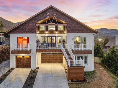 NEW! VIEWS! 15 min to DT! HotTub! Game Rm! Slps22