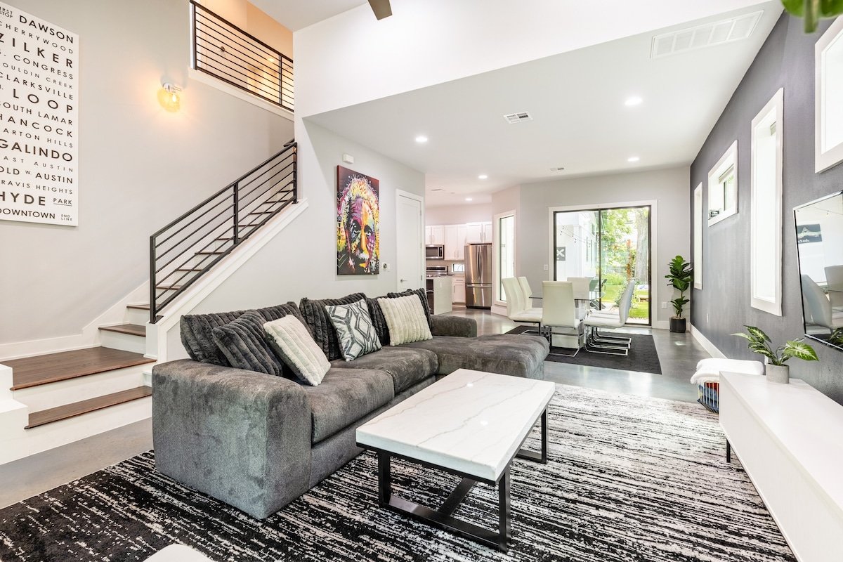 Downtown 6 Bedroom, Putting Green, Pool Table gallery image 2