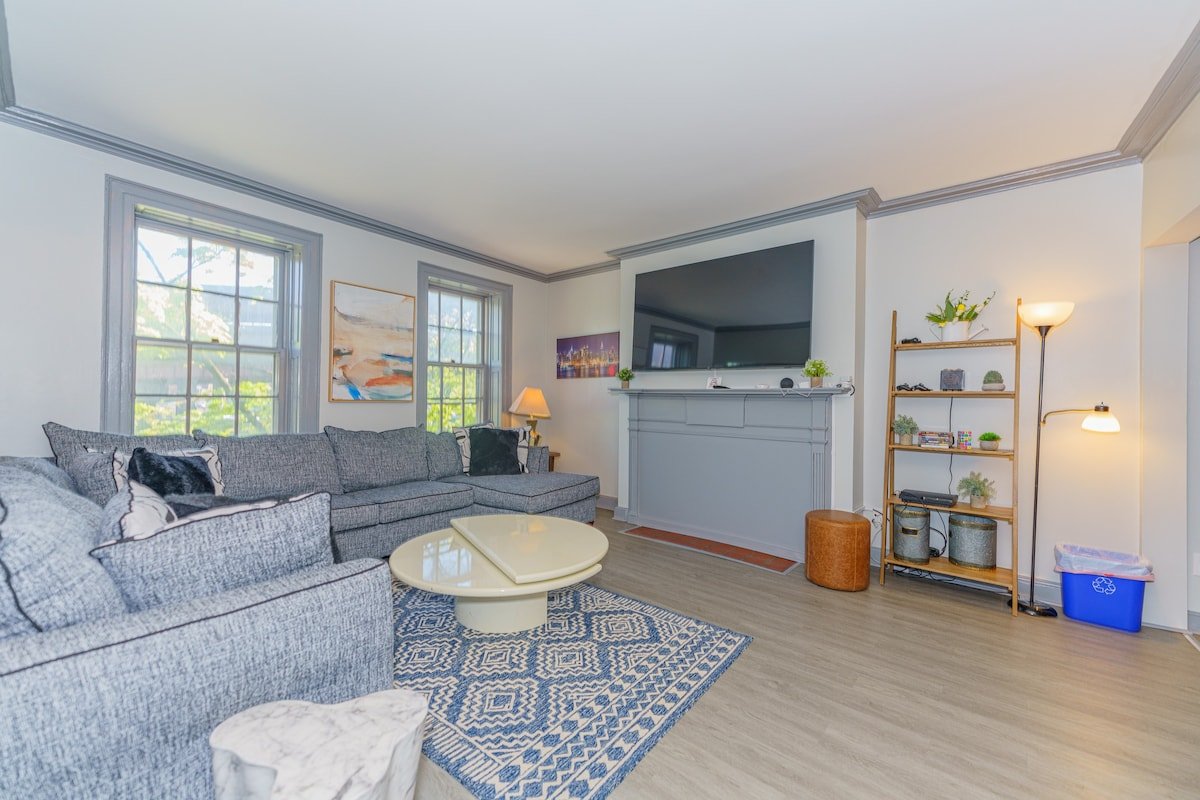 Massive 5BD/4BA 3-Story Duplex @ Downtown Albany gallery image 2