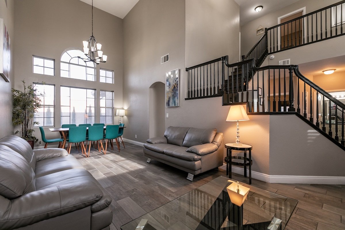 Spacious! 4BR, 3mi to airport! Strip views & Pool! gallery image 2