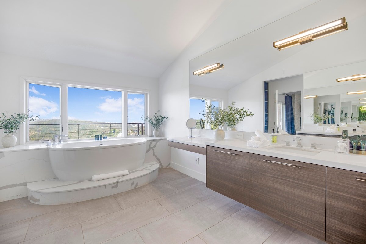 Luxury Bel Air Hideaway with Poolside Views gallery image 3