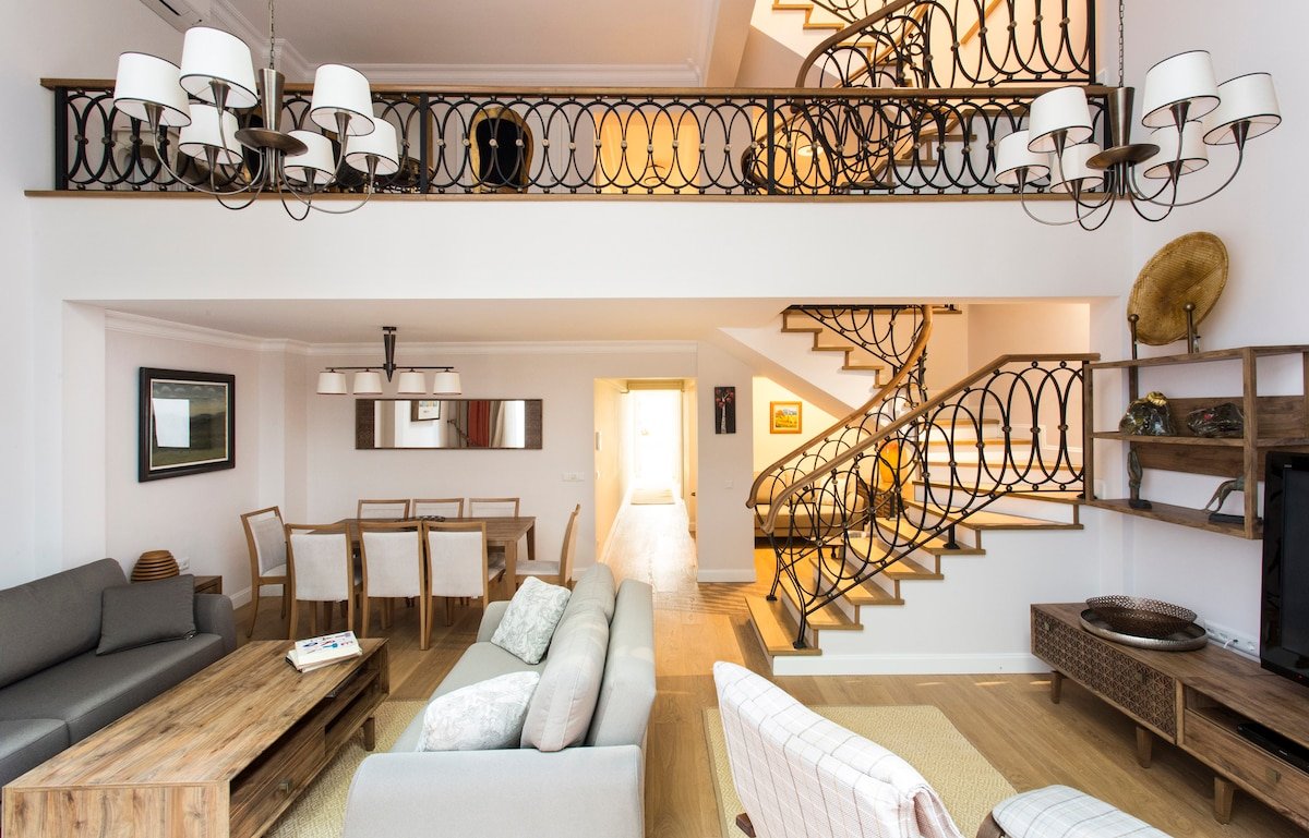 Amazing Triplex Apartment with Private Backyard 21 gallery image 4