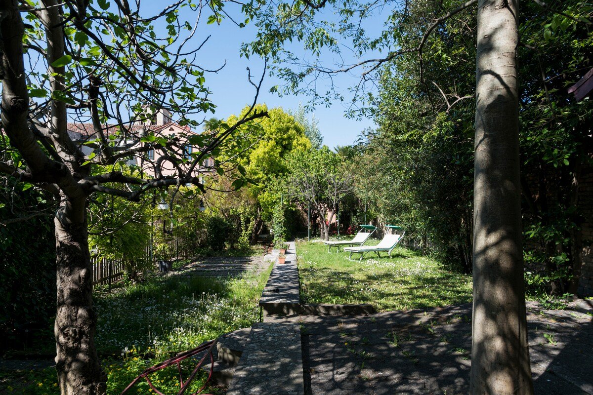 Canal Views and a Secret Garden in Giudecca gallery image 4