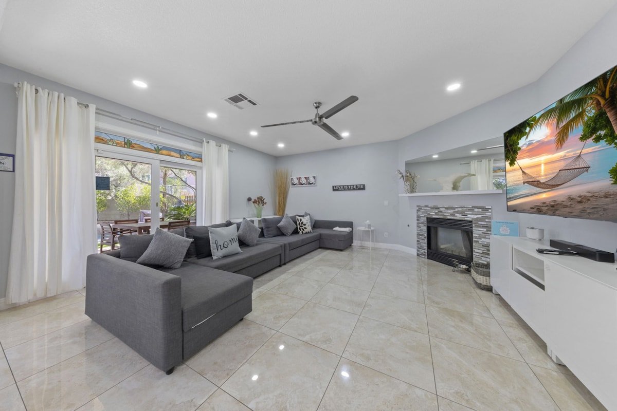 Summerlin Private Resort Pool Spa Sauna Game Room gallery image 4