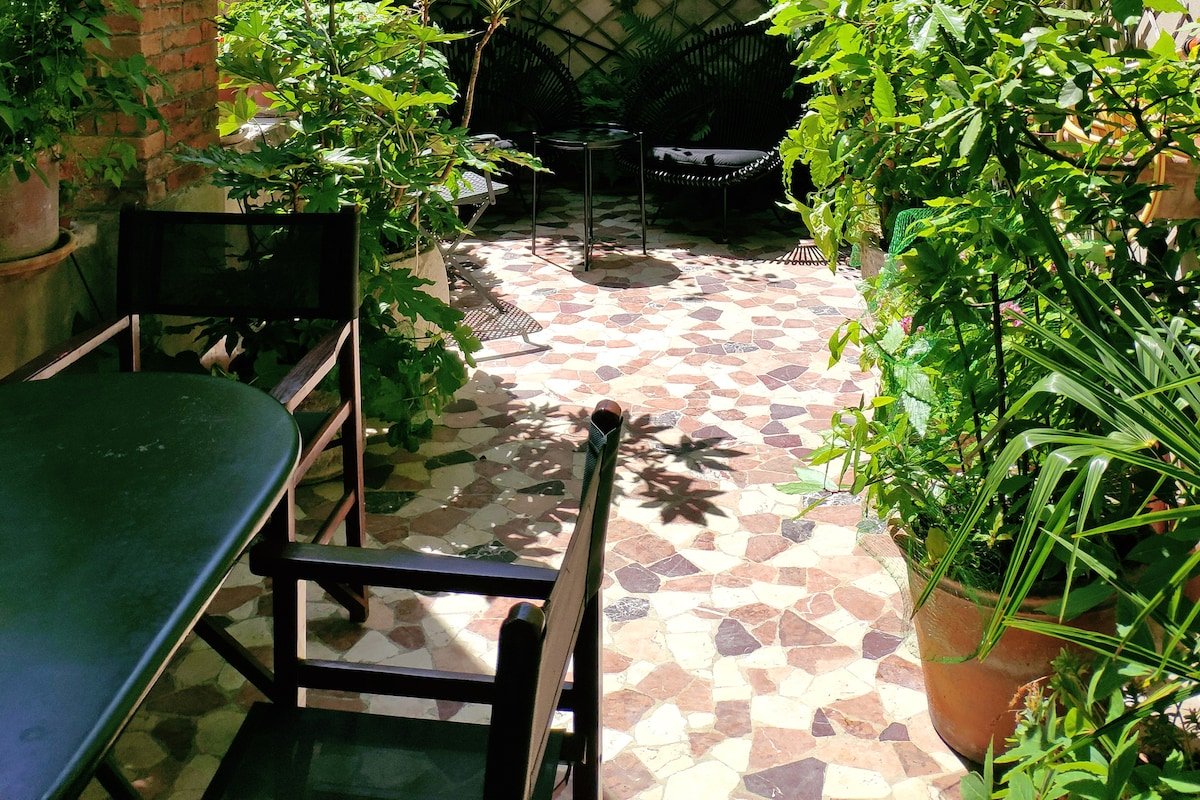 Canal view apartment with wide private terrace gallery image 4