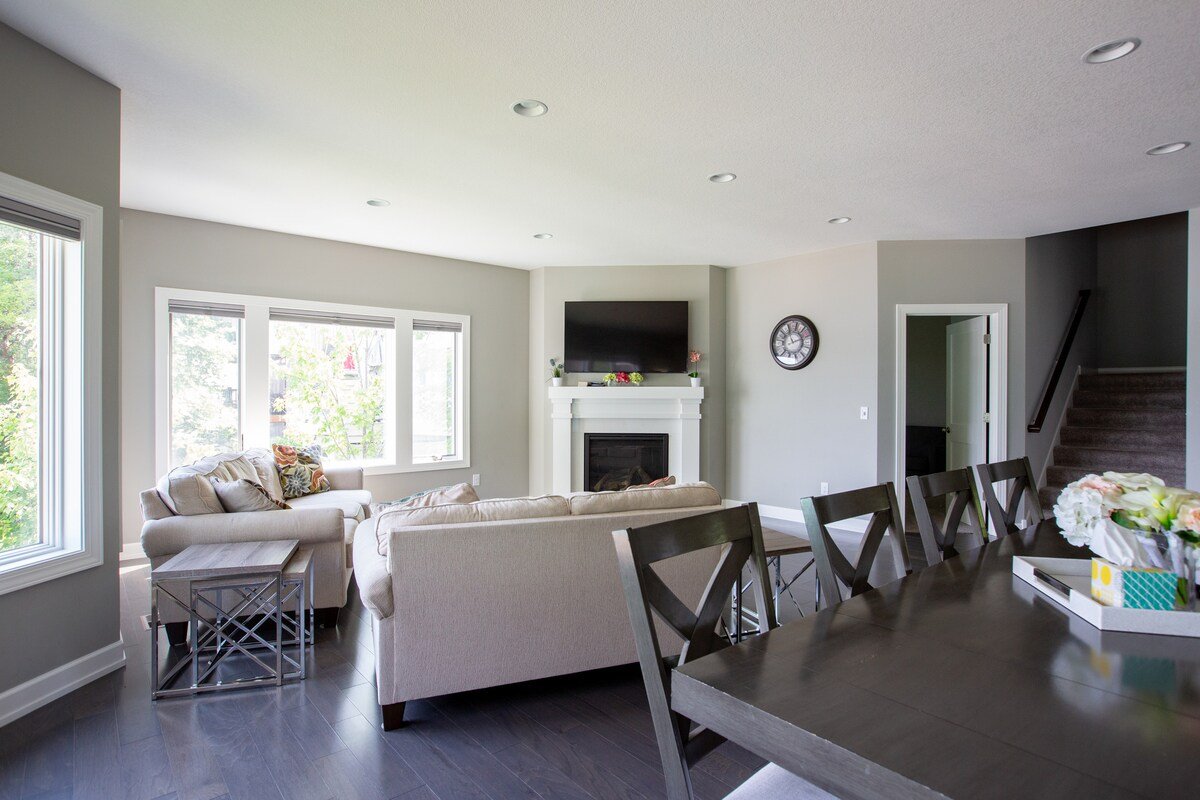 Beautiful Lake Home gallery image 3