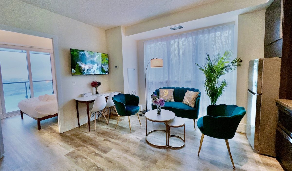 DTRogersCenter 3BD2BA king bed Parking Lakeview gallery image 3