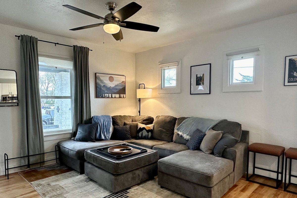 Stylish 6-Bedroom Retreat in Denver gallery image 5