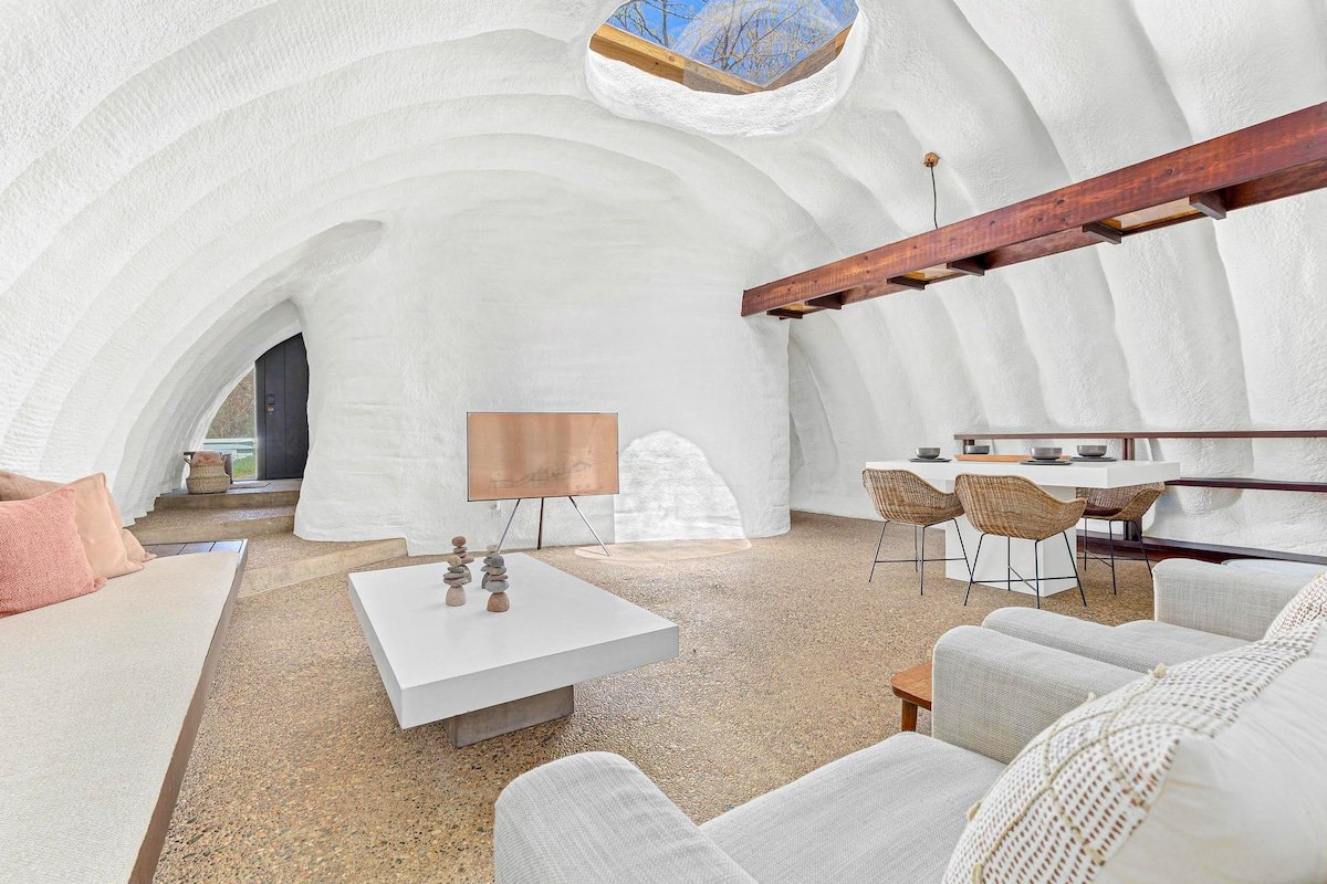 Wisconsin Hobbit House- A Kaleidoscope of light! gallery image 2