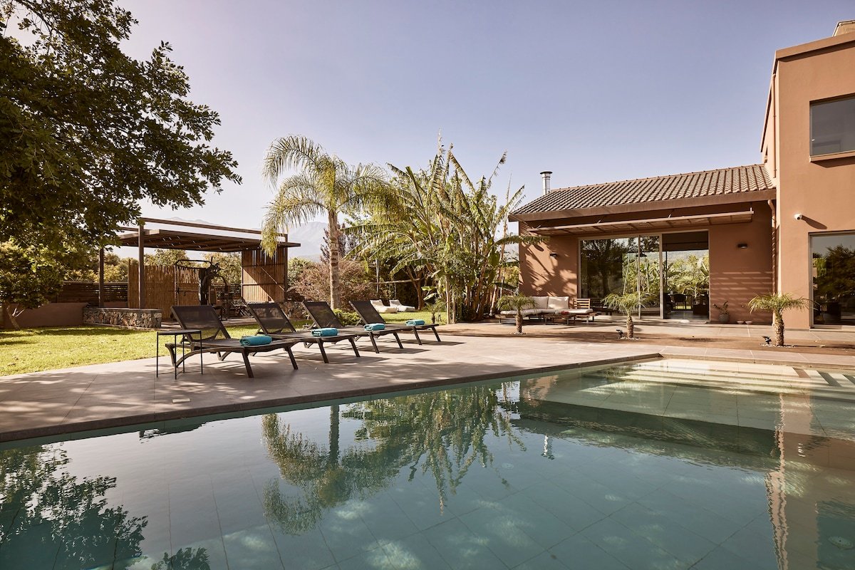 Villa Fuerte, FREE airport shuttle, Pool, Gym, BBQ gallery image 2