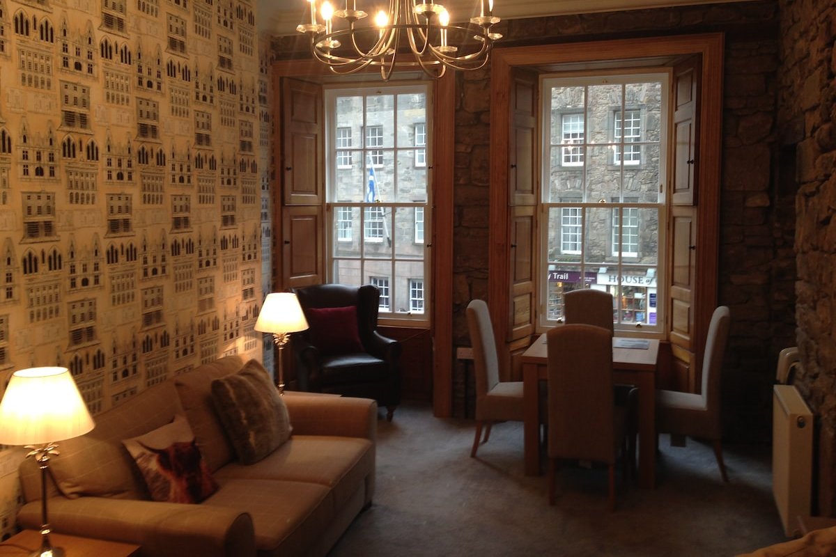 Top Royal Mile Lawnmarket Old Town gallery image 3