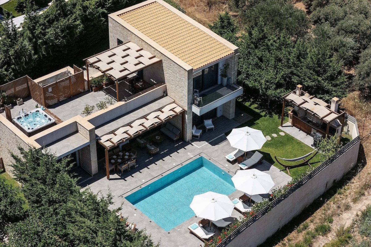 Perfect location, private pool, hot tub and gym! gallery image 5