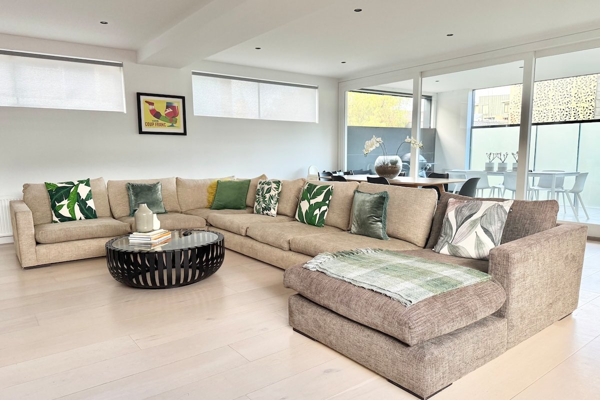 Stylish and Spacious Contemporary Apartment in St Kilda gallery image 2