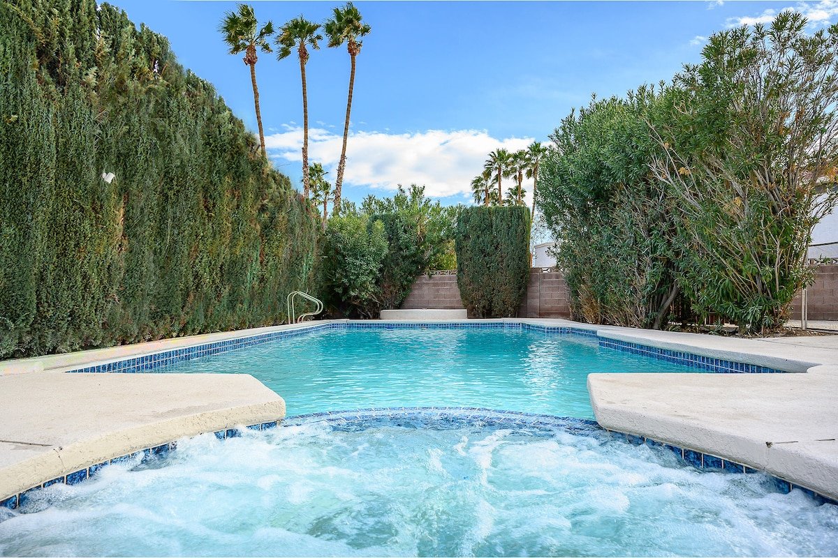 Vegas Retreat! Heated pool/spa near airport/Strip! gallery image 4