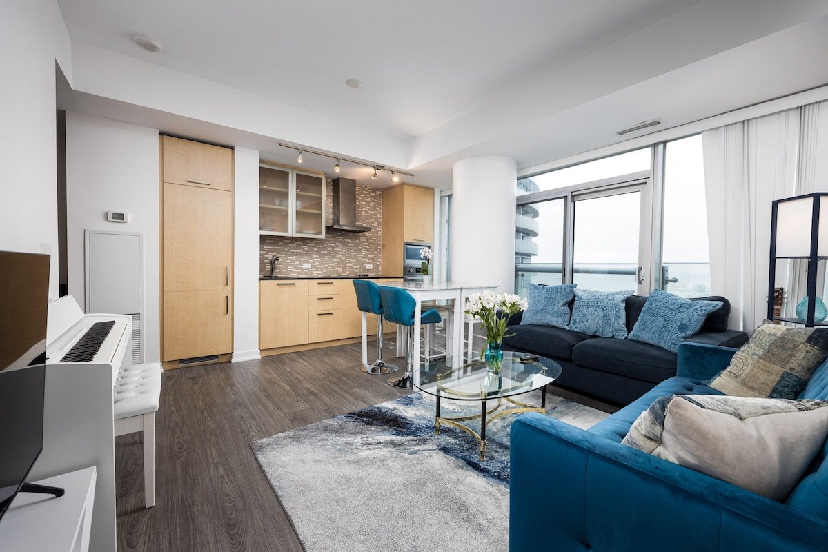 2BR Suite with Free Parking – CN Tower/Lake View gallery image 3